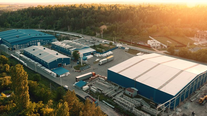 Azienda manifatturiera organizzata con ingresso e uscita di camion per la movimentazione